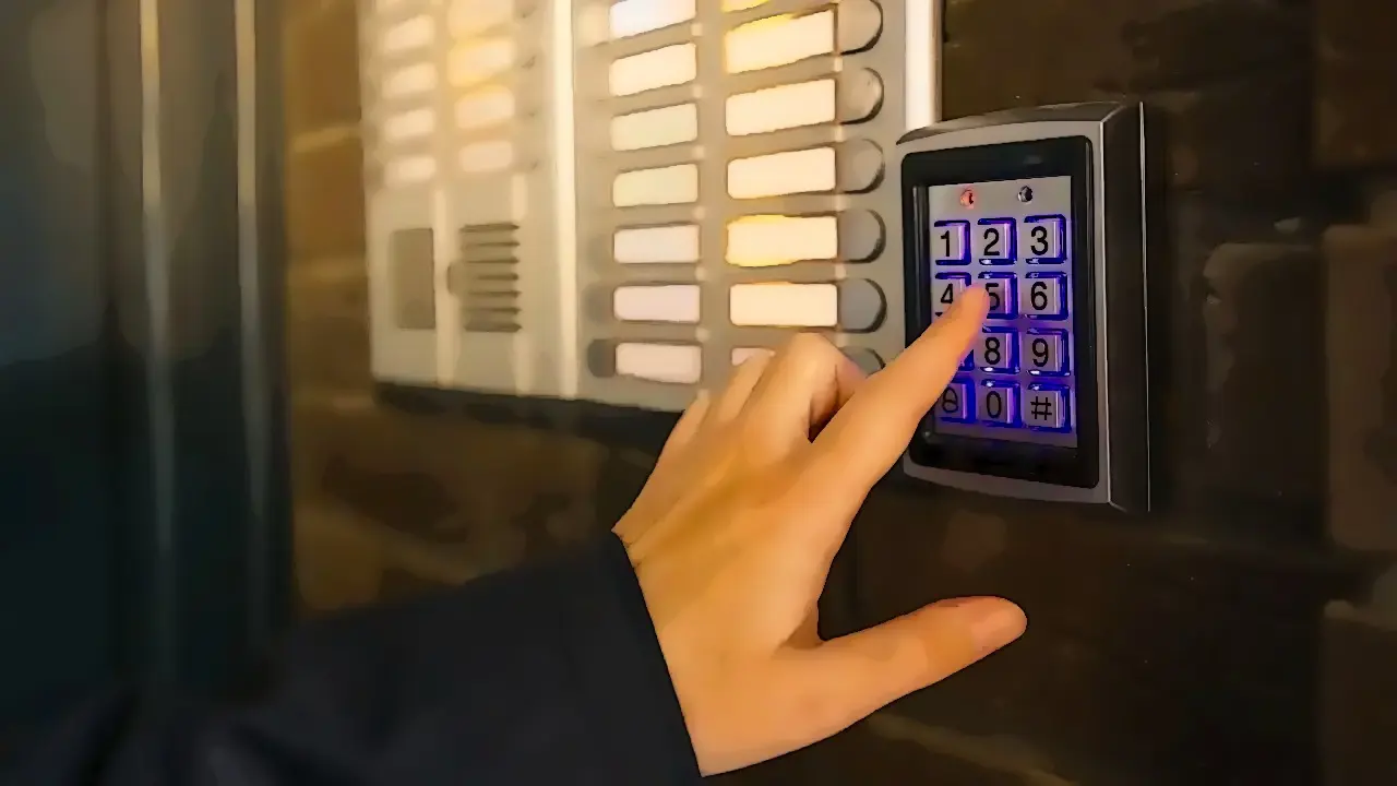 Обязаны ли владельцы квартир платить за домофон и могут ли их отключить?